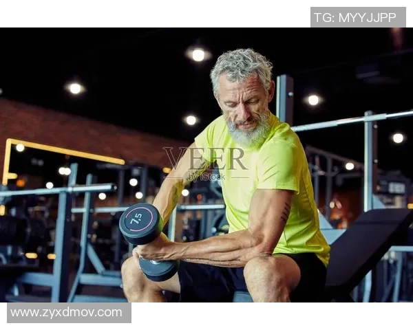 举哑铃能否有效帮助减肥探讨力量训练对体重管理的影响